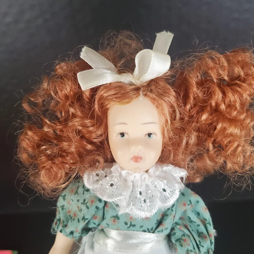 Vtg Leonardo Collection 1:12th Scale Red Head, Floral Dress,Pinafore Victorian‎
